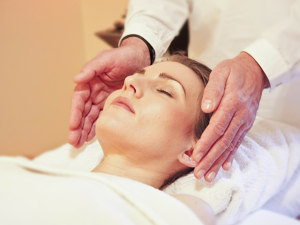 Pratique de la Thérapie psycho-énergétique - Reiki sur une femme